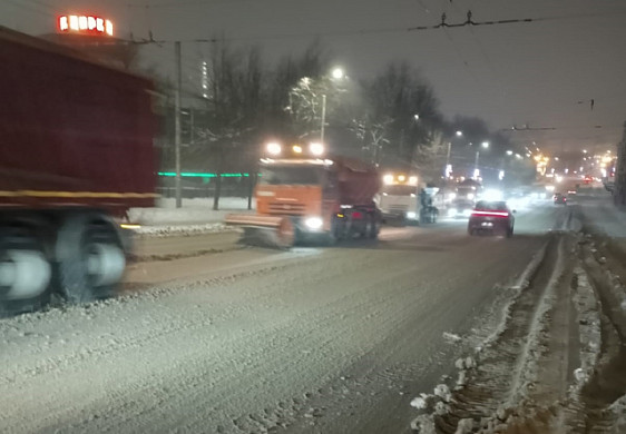 19 КДМ вышли утром на противогололедную обработку дорог в Иванове